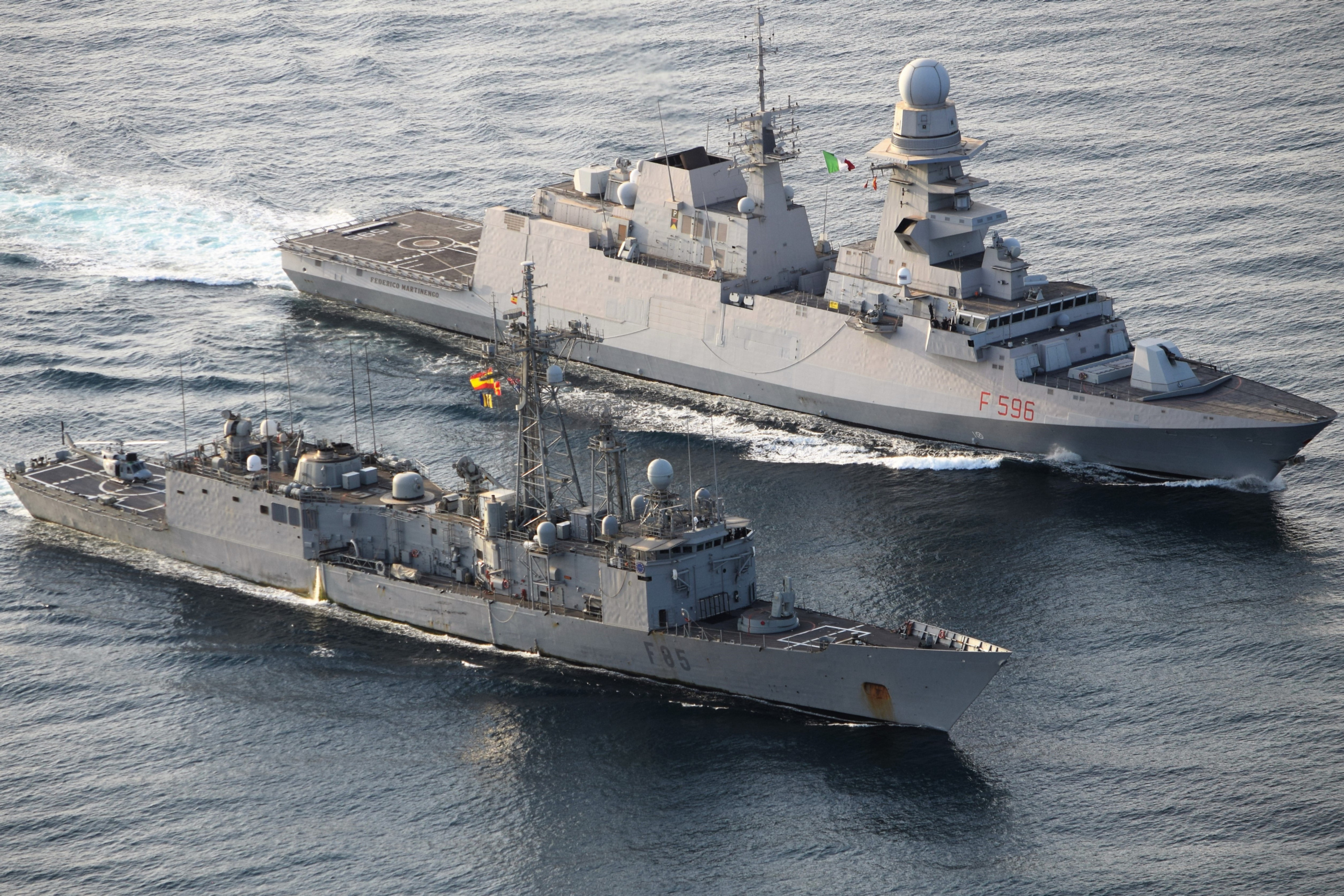 意大利海军费德里科·马丁内戈号护卫舰与西班牙海军纳瓦拉号护卫舰