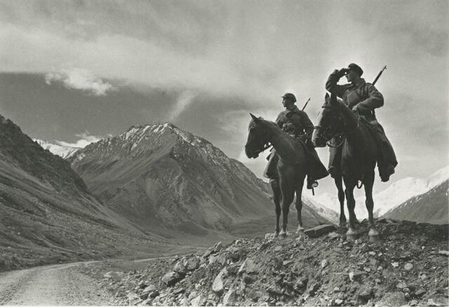 30年代的老照片 帕米尔高原上巡逻的苏联边防军 带着盘子机关枪