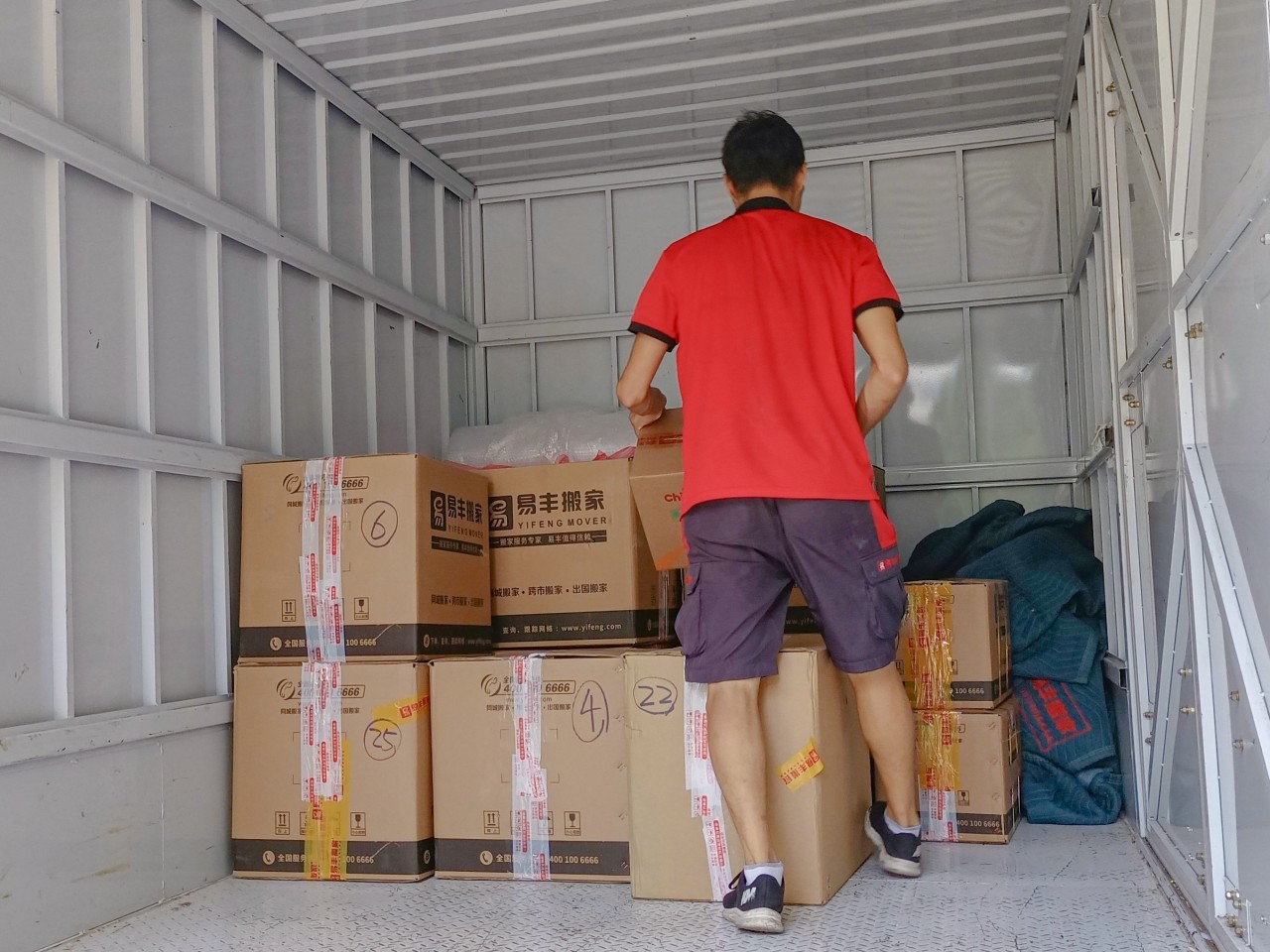 需要搬家公司搬运的物品,你可以列一个物品清单,分类列表,举个例子