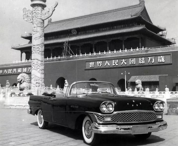 1958年,北京檢閱車和修繕中的天安門城樓