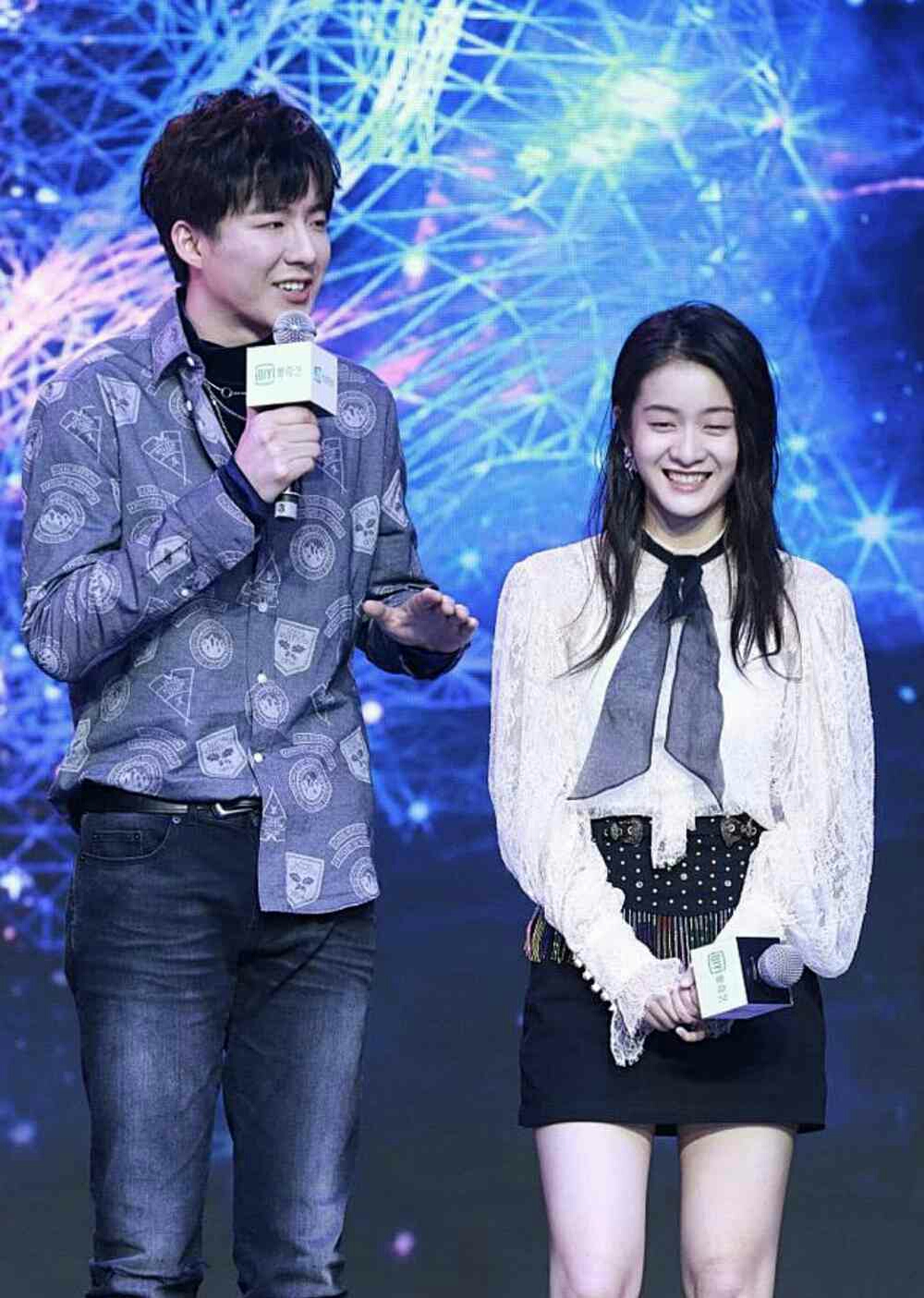 刘宇宁同框张雪迎,俩人连妆容都一样,脸上抹粉太多,生图有点惨