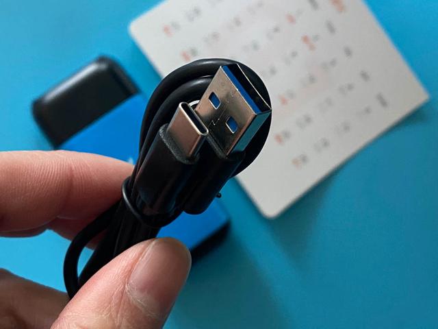 充電線是usb——type-c的,現在type-c的接口越來流行了.