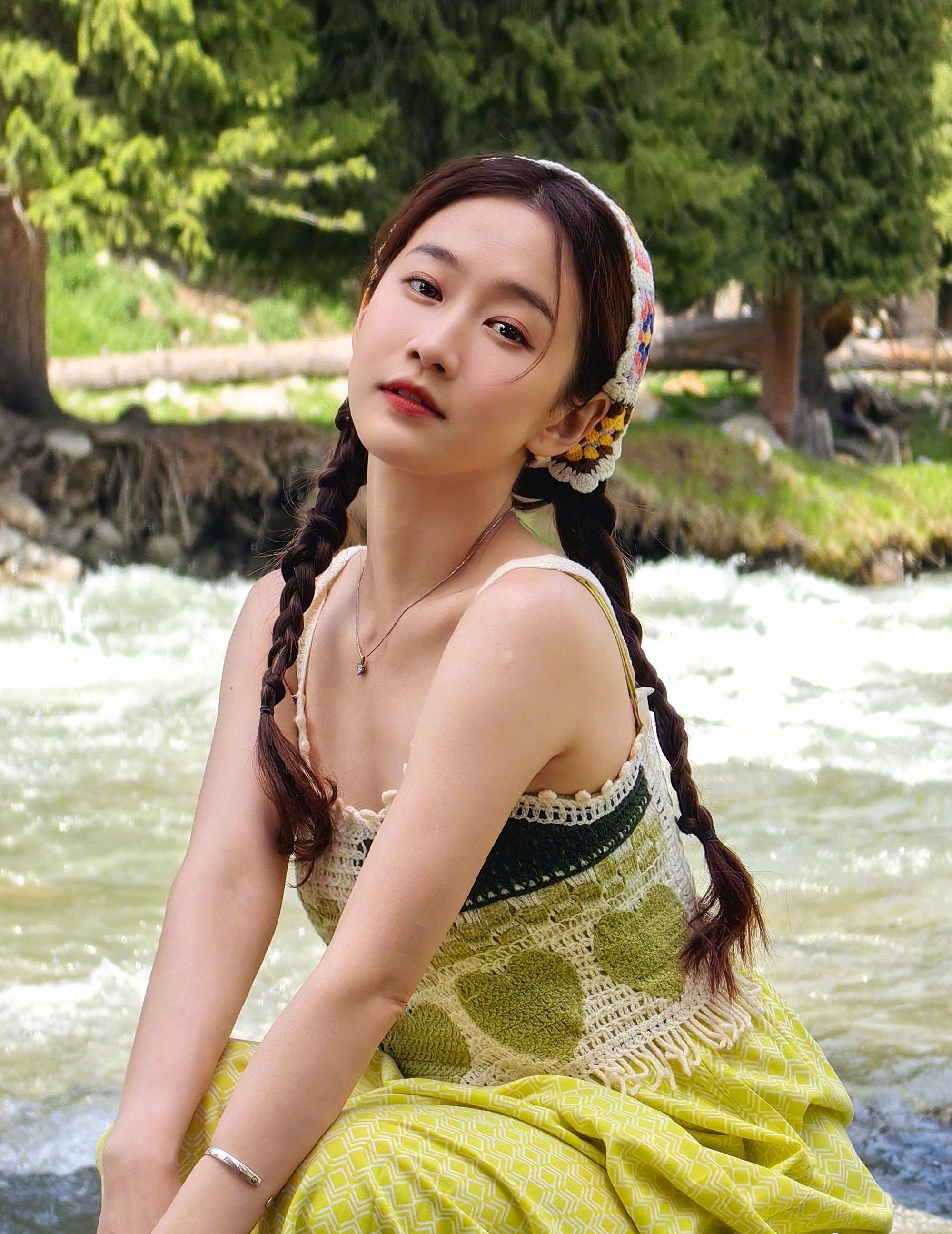 中国青年女演员、歌手刘美含