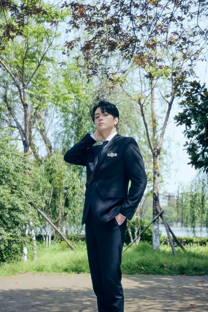 其中黑色斜扣西装点缀精巧胸针,低调中不失优雅.