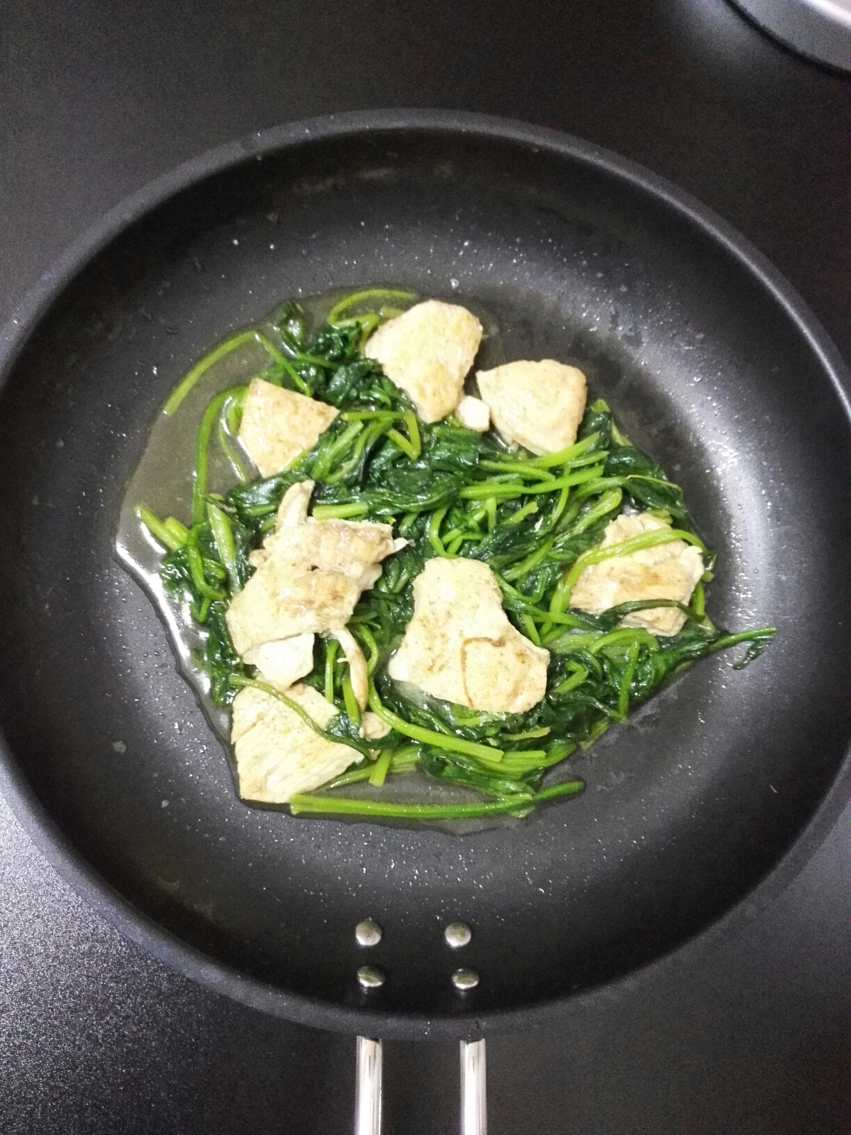 菠菜炒鸡胸肉374大卡