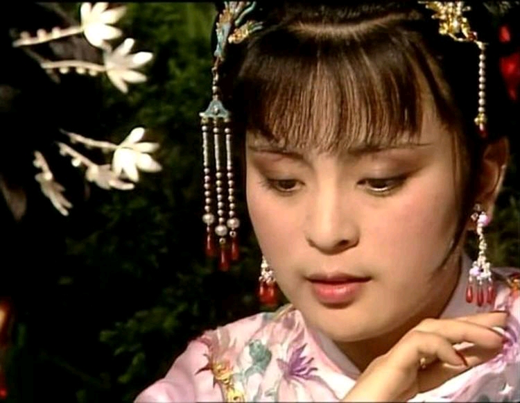 探春的精明之处就在于她对赵姨娘这个亲生母亲的态度