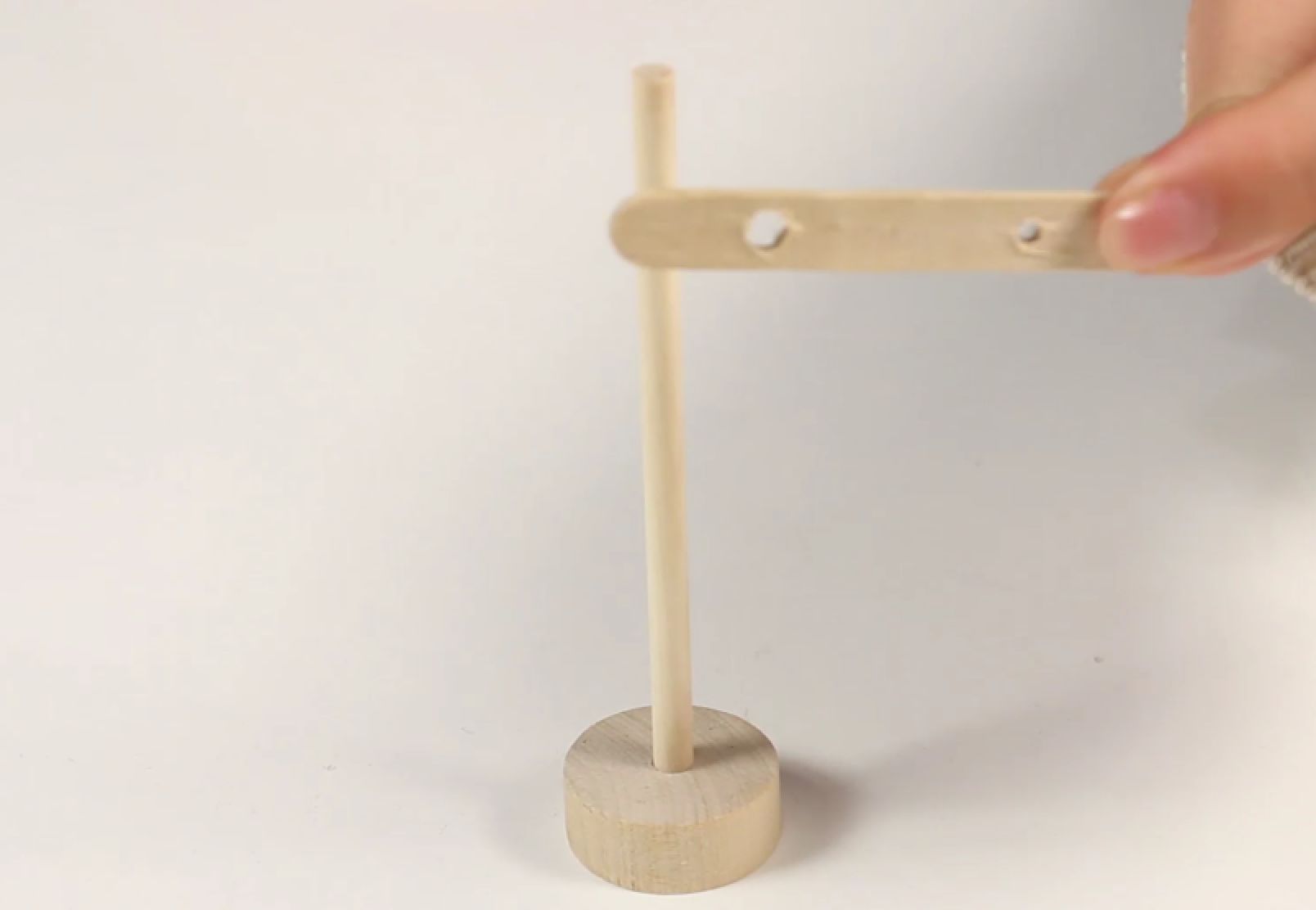 在长木棍另一端安上短木片 -第二步- 将长木棒插入底座上 -第一步- 骤