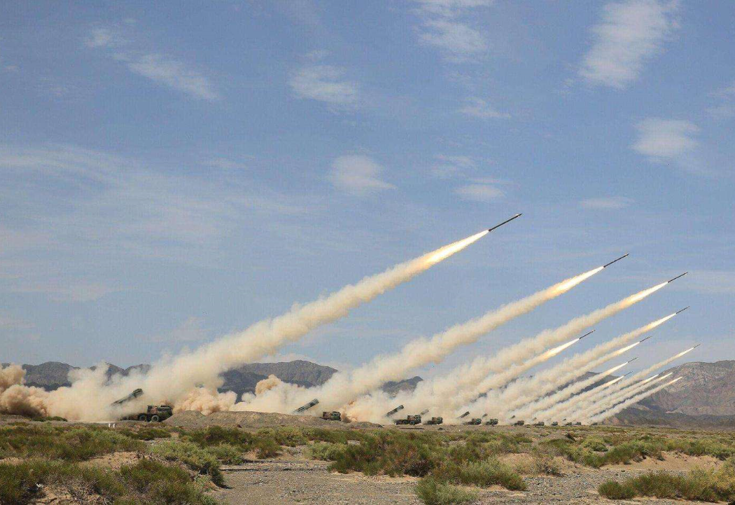 图为远程火箭炮群齐射