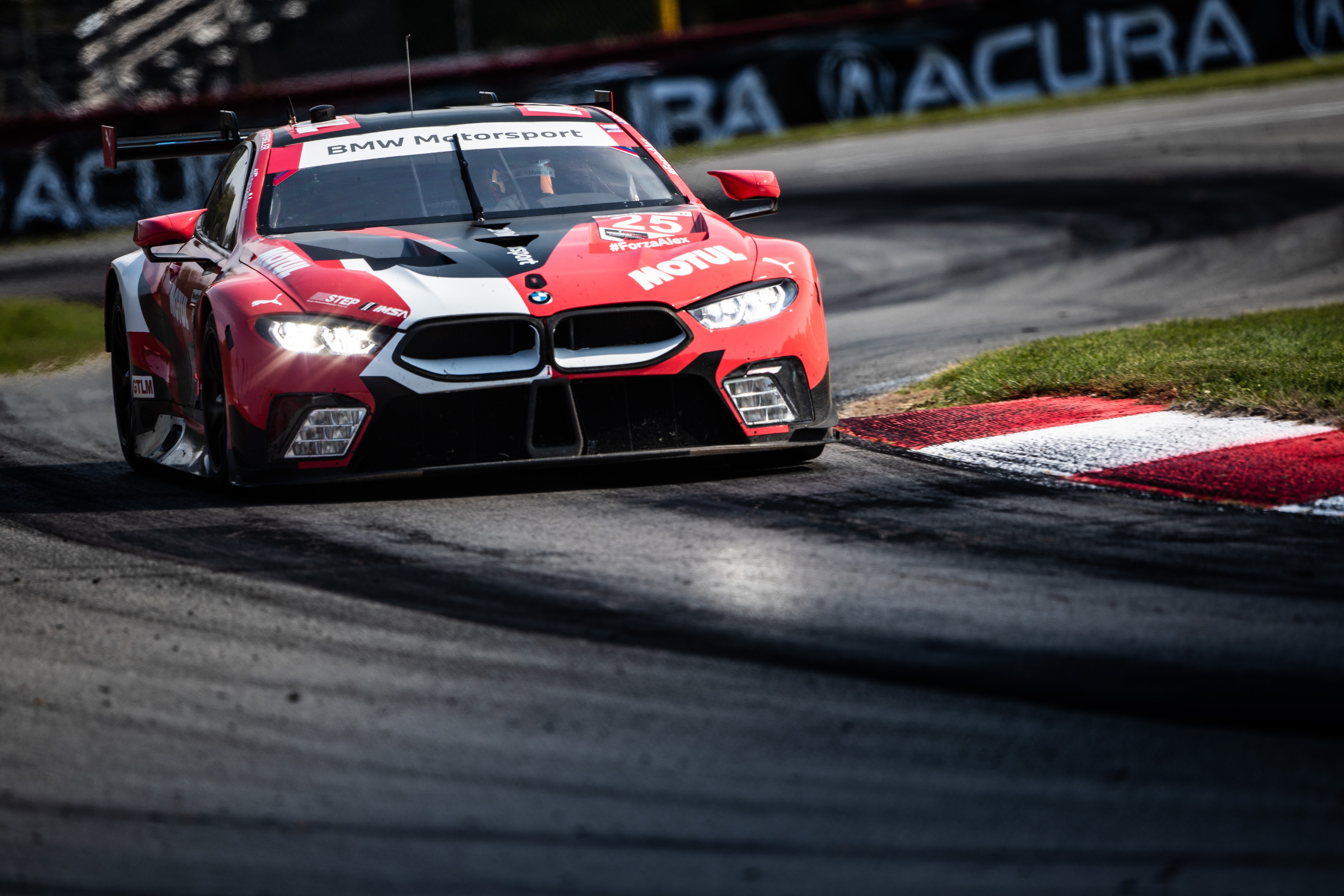 两台宝马m8 gte赛车则在比赛中无法匹敌克尔维特c8.r赛车的比赛速度.