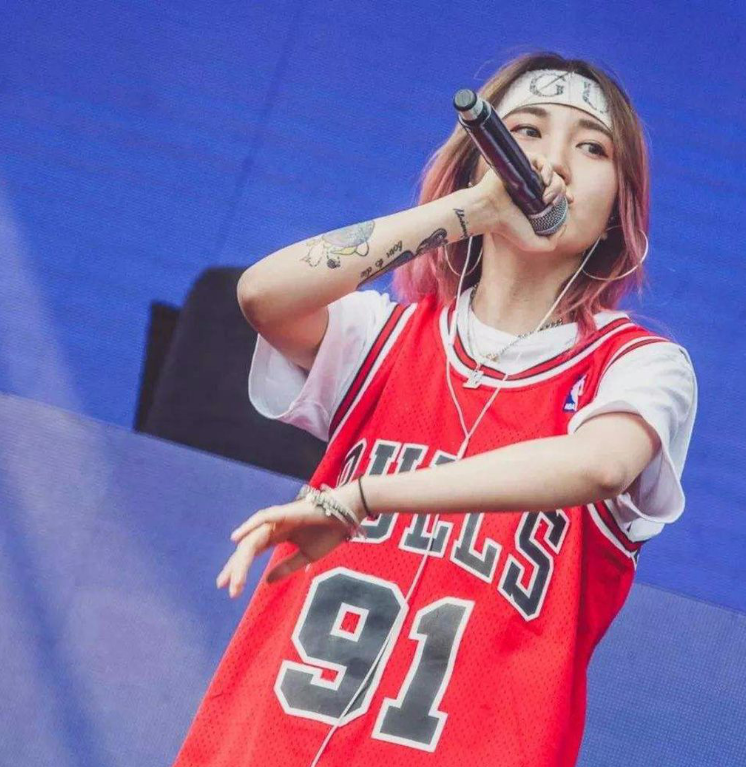 说唱圈最酷小姐姐 NINEONE 跨界合作 花粥 《多喝热水》