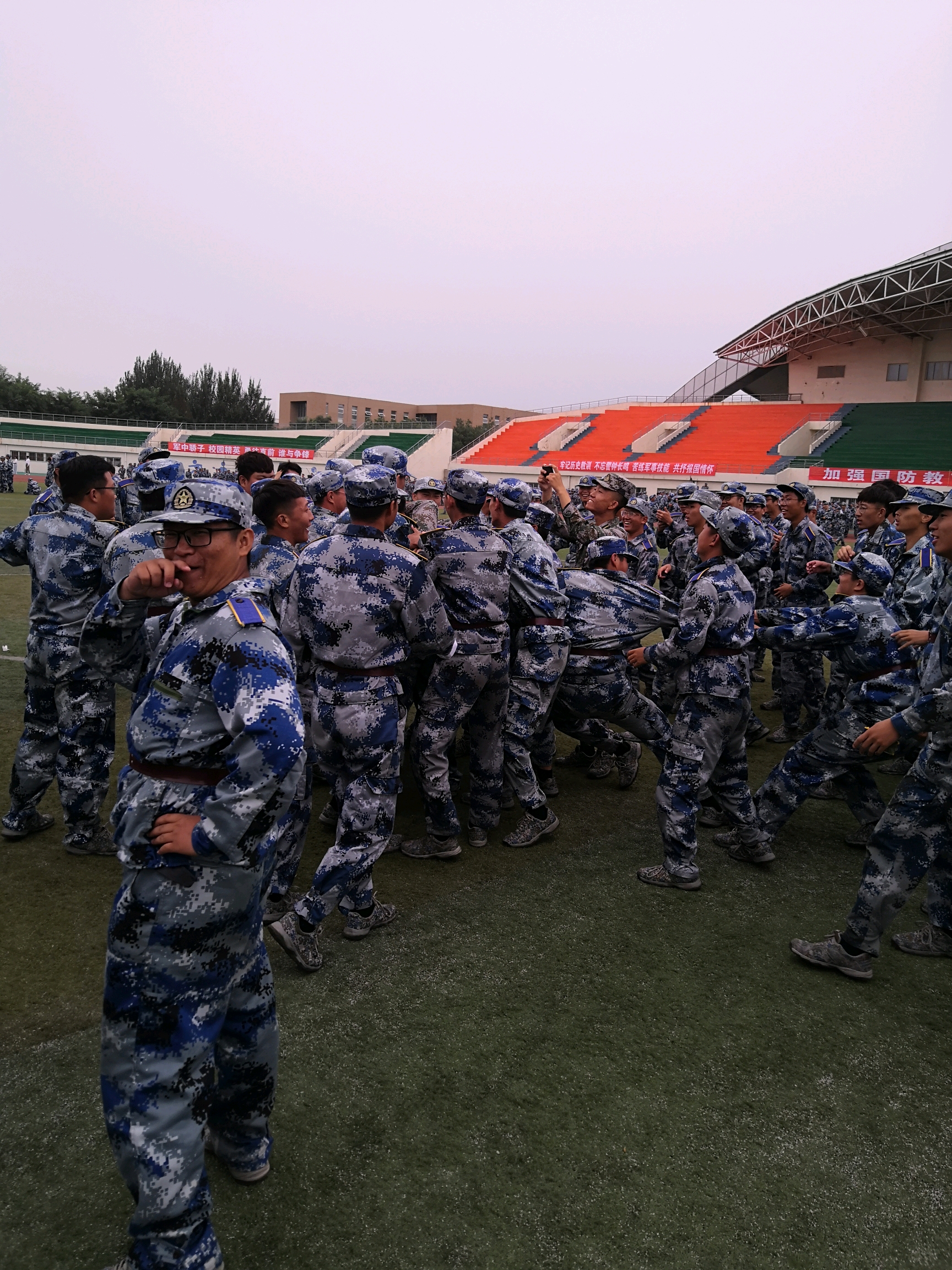 军训结束后,平时嚣张的教官会怎么样?