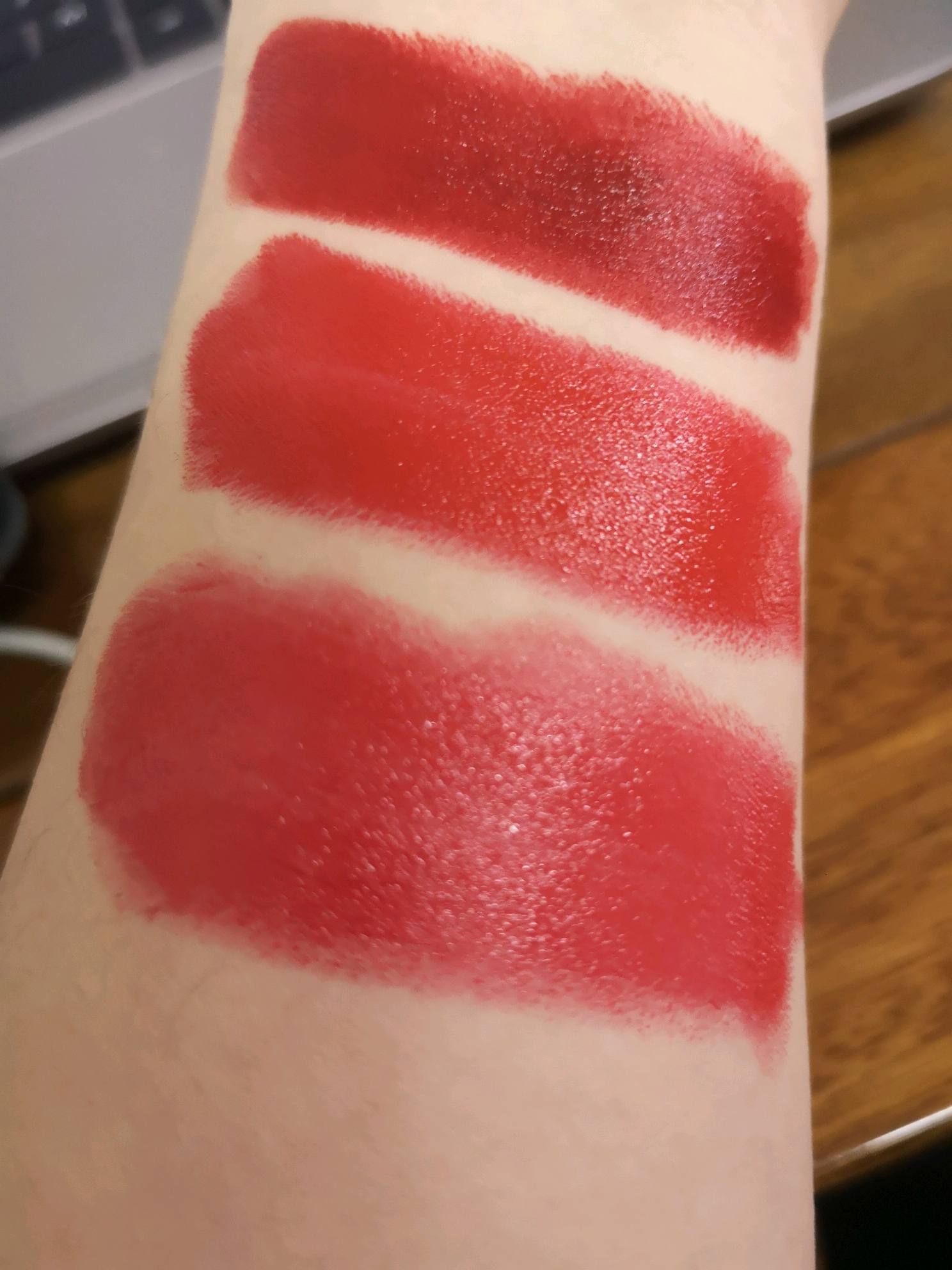 分别是复古红,橘调大红色,水红色 正常光下手臂试色 前两个平价口红很