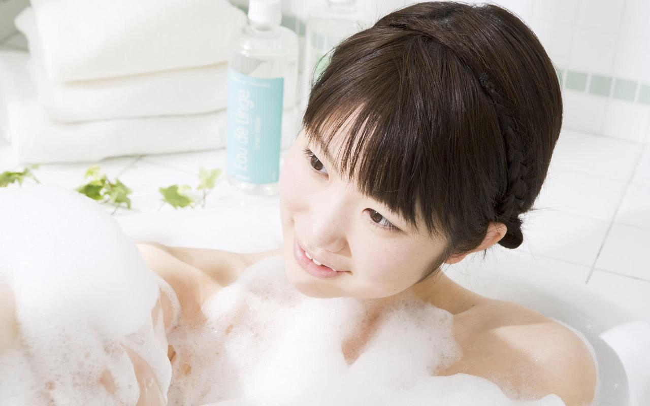 女子洗完澡皮肤如鱼鳞！医生提醒：冬天洗澡别做这6件事，当心洗出一身病！|皮肤瘙痒|护肤品|油脂_新浪新闻