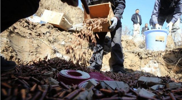 图为中国销毁过期弹药