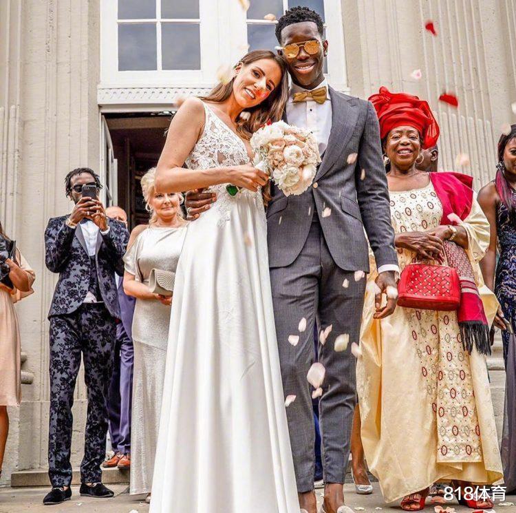 人生赢家施罗德为白人超模妻子庆生结婚1年为他连生1儿1女