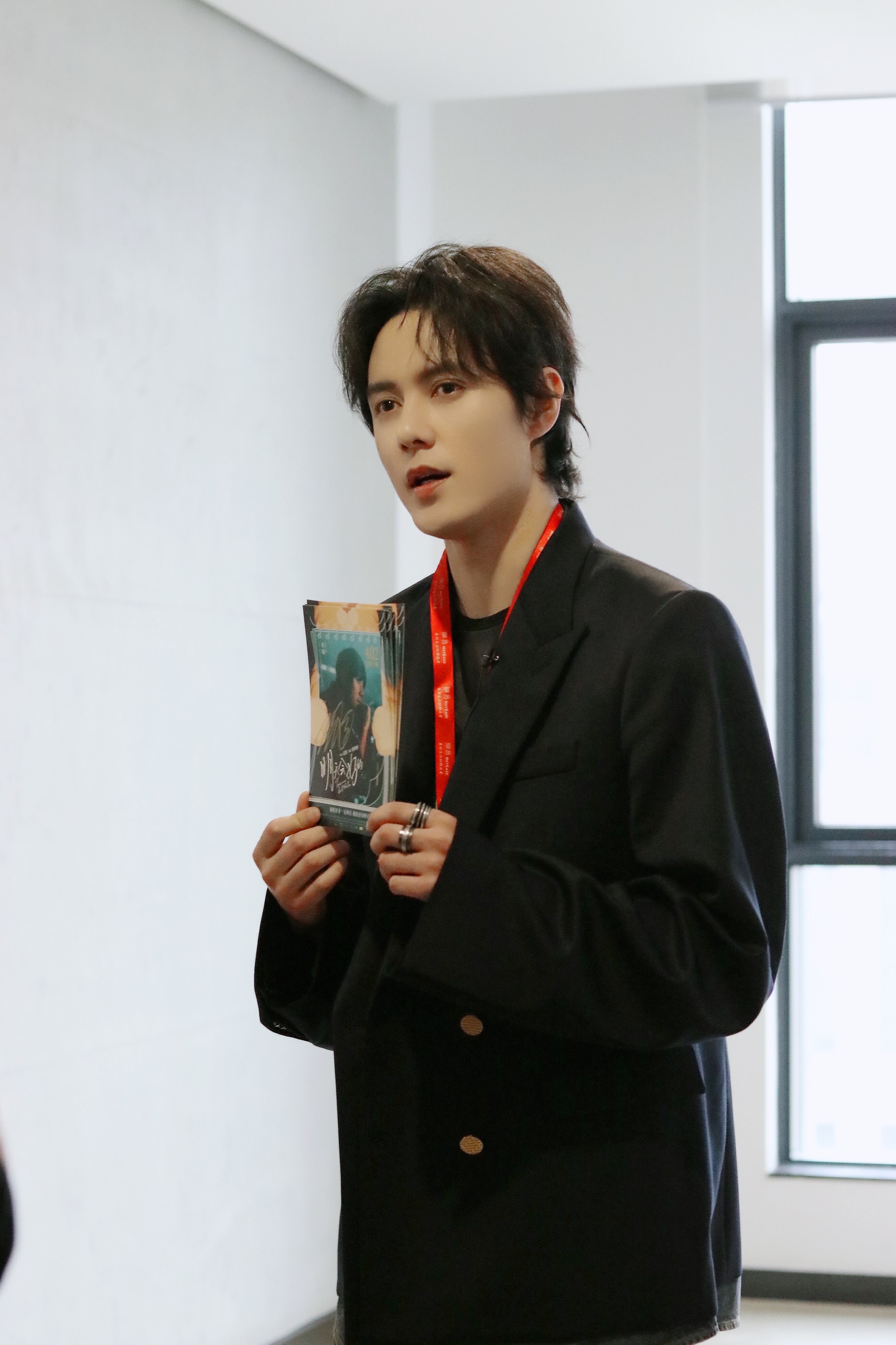 张超明天会好的路演喂饭女粉丝自弹自唱新歌人气爆棚