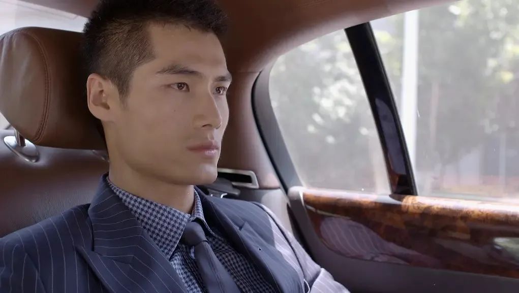 剧集一开场,导演便用旁白介绍了他的身家背景,他—任浩铭,一个宇宙级