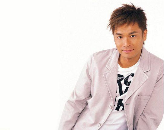 因扮演"傻子"大红大紫,实力堪比古天乐,被称"张国荣接班人"