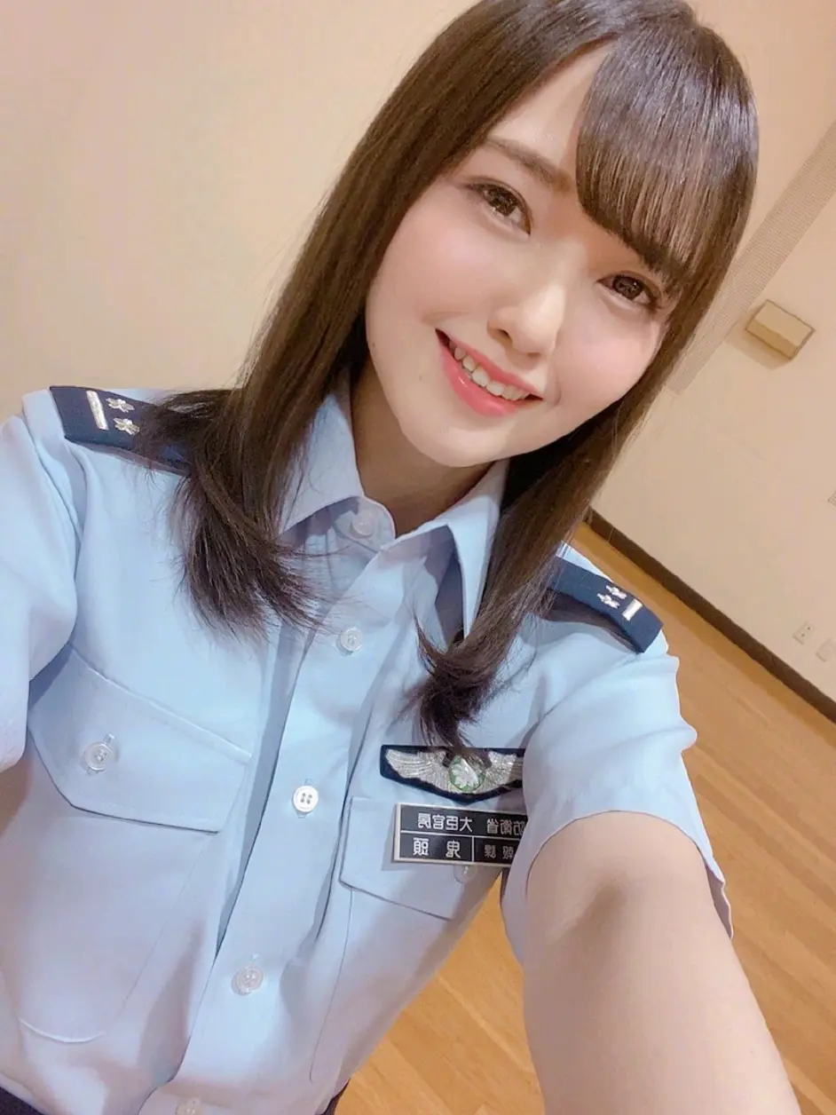 鬼头明里mamor杂志制服拍摄 展示自己的动森房间 写真 2 哔哩哔哩