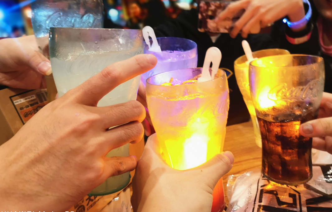 邦邦人会把化棒放到饮料里然后干杯