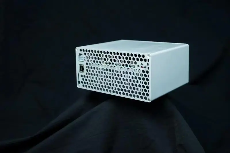 金贝-BOX 版，运算服务器自研高性能计算芯片，小巧静音，告别托管