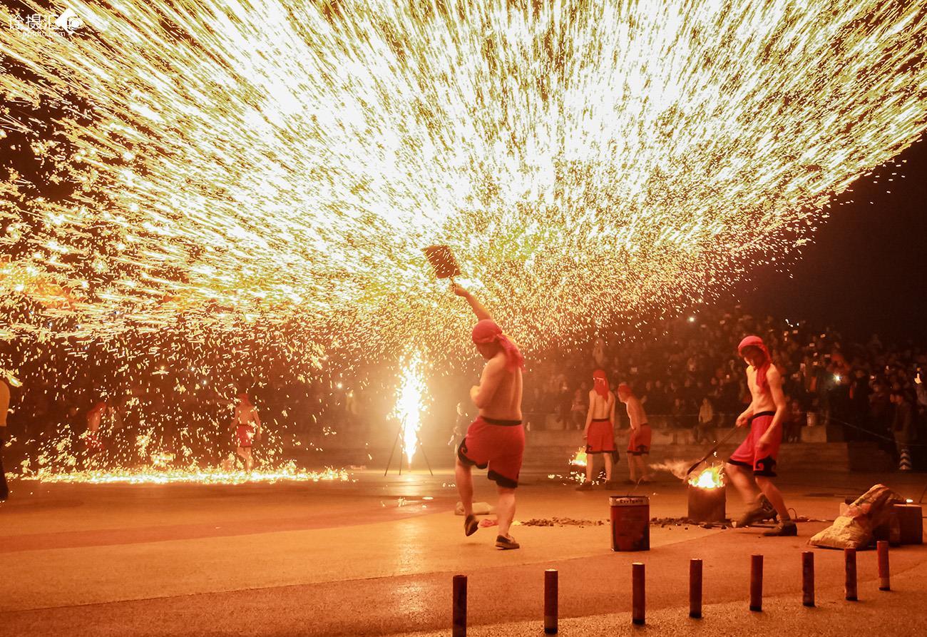 在河南省,夜晚则有匠人打铁花,打铁花时,先把铁汁