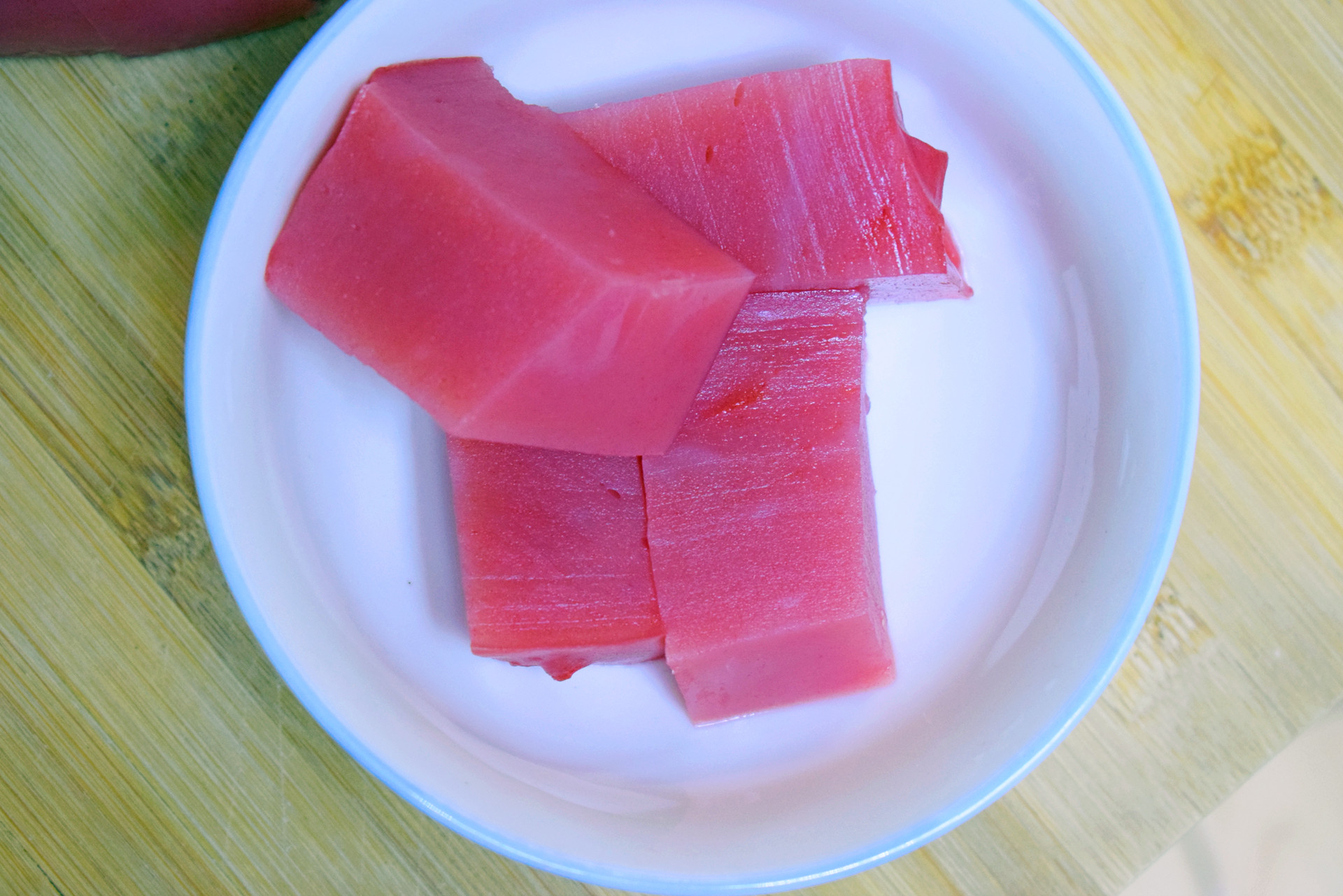 来看看用西瓜做凉糕,成品简直太好吃了,不含添加剂,清凉又解暑