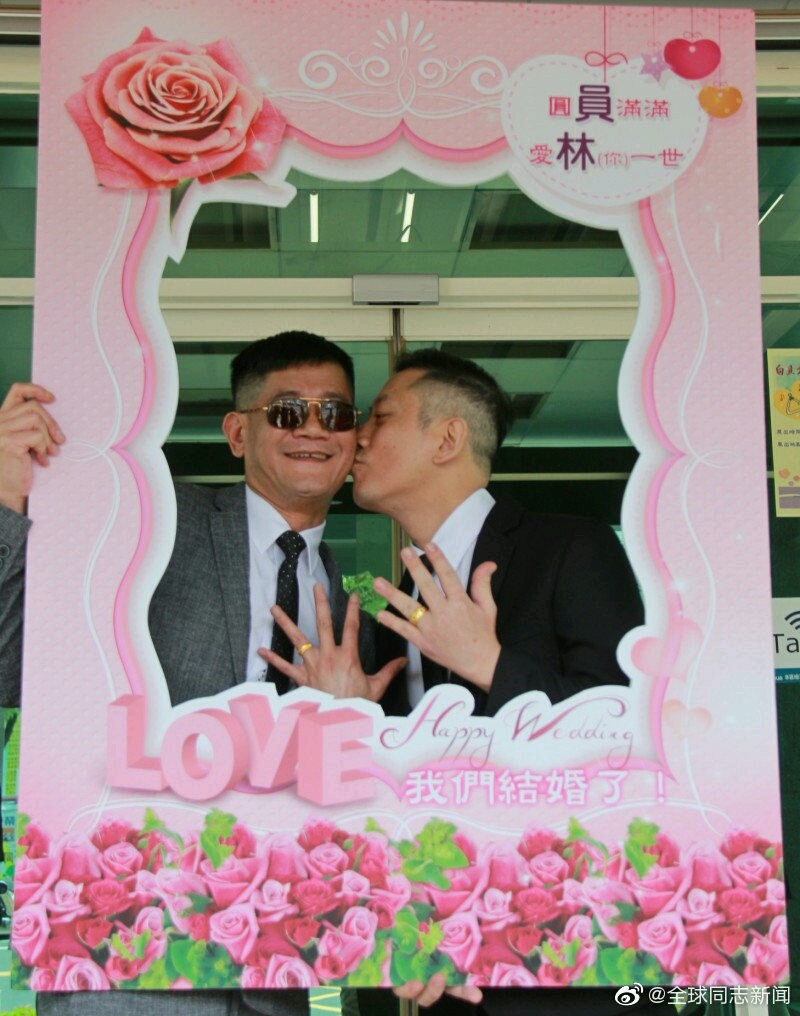【台湾:同性伴侣结婚,88岁老母亲送金戒指】