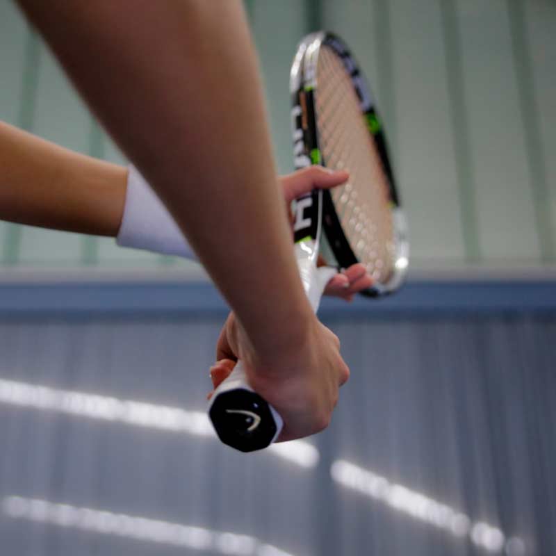 许多初学者发球是从东方正手握拍开始,但对于中级或高级选手来说并不