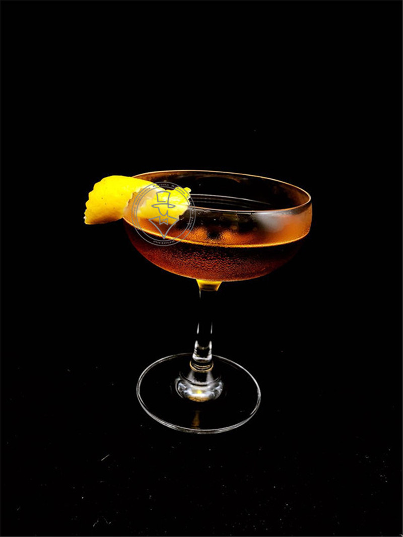 经典的威士忌为基酒调制的鸡尾酒