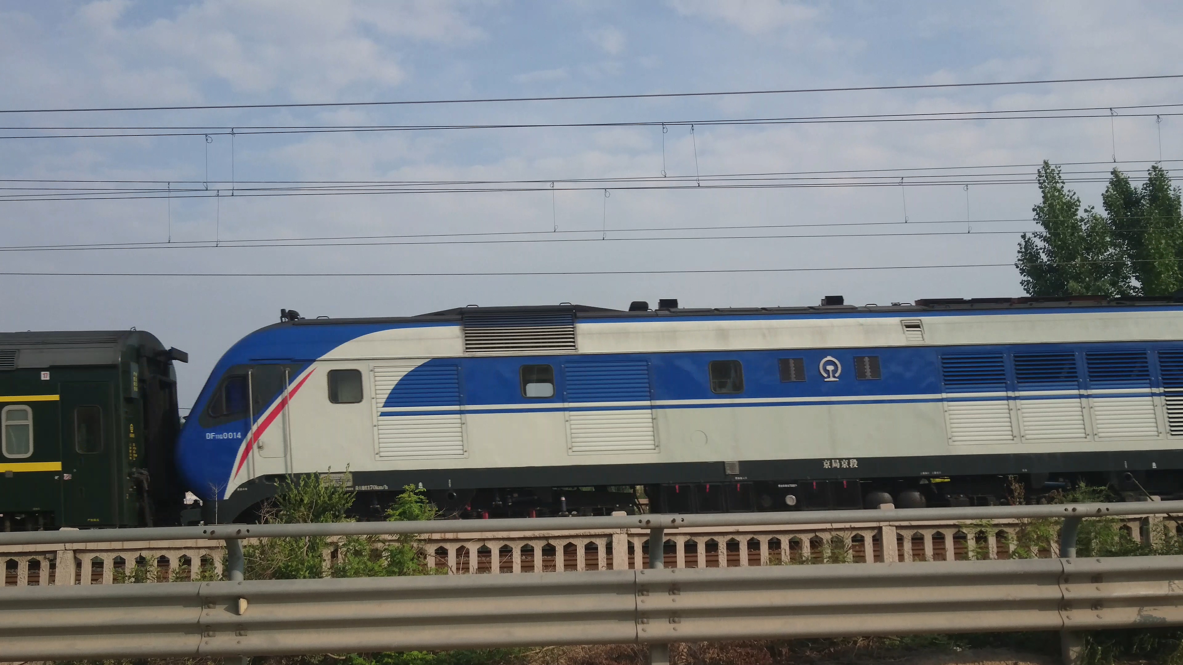 [跨越号]DF11G0013-0014 长沙到北京的直达特快列车 Z208 夏日通过机外信号点 - 哔哩哔哩