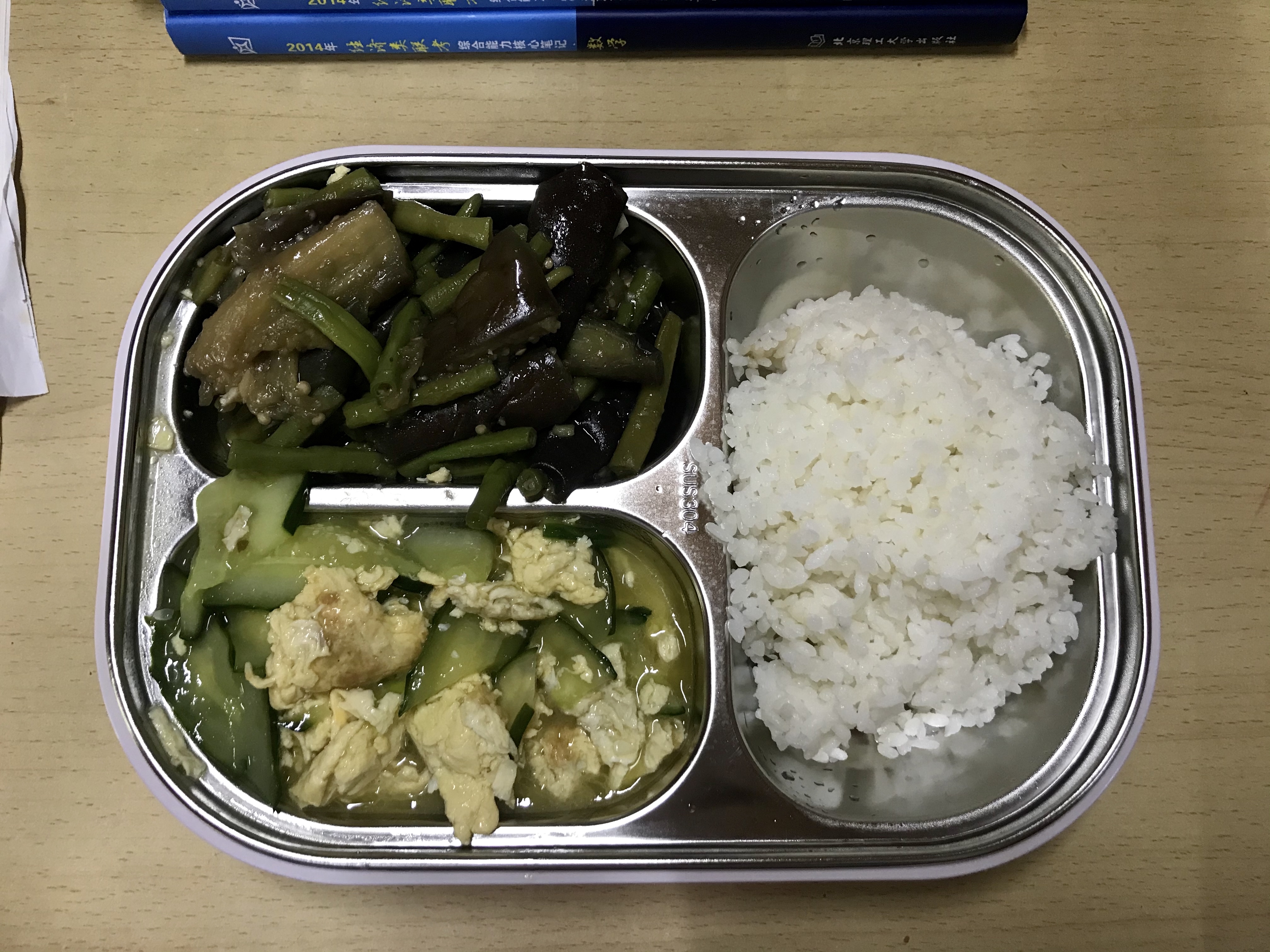 米饭要的是一两,但食堂阿姨给的量要赶超二两啦