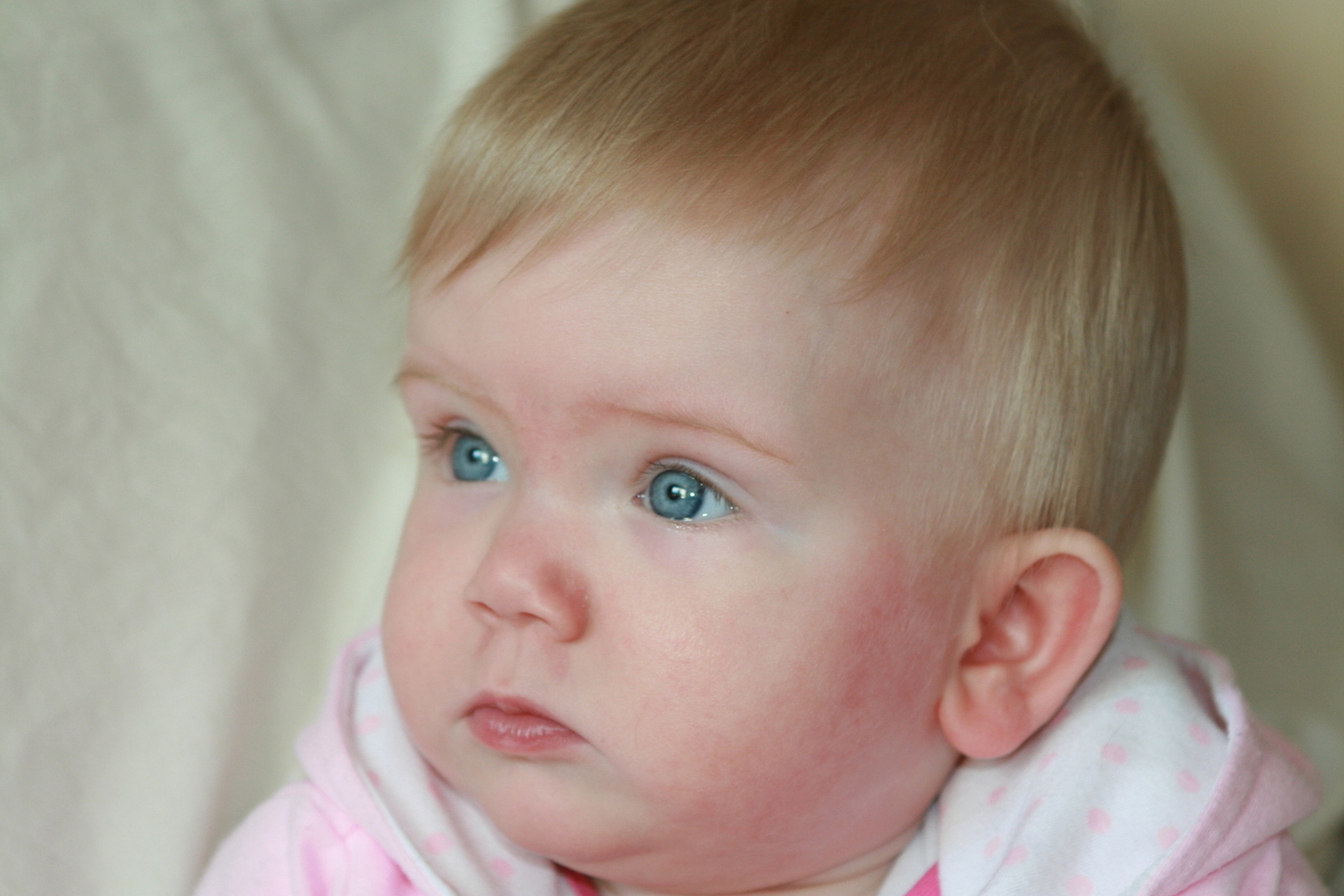 宝宝头发稀少发黄是什么原因？多剃胎头能改善吗？答案都在这里
