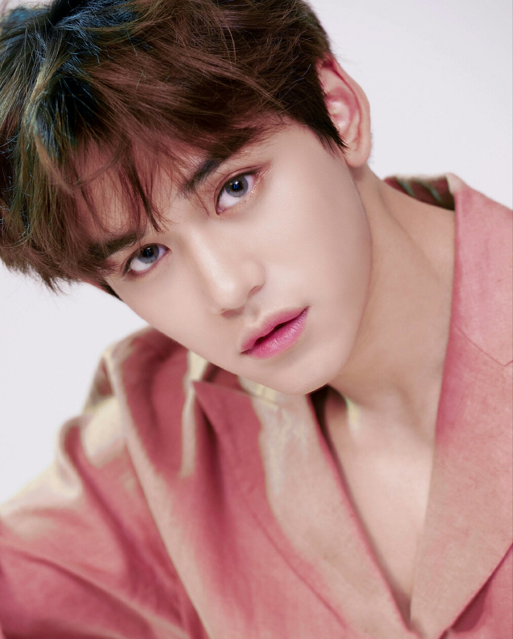 温州少爷,外号董小花,昀昀等,舞担,是nct127的团宠,笑点全在hxx上,分