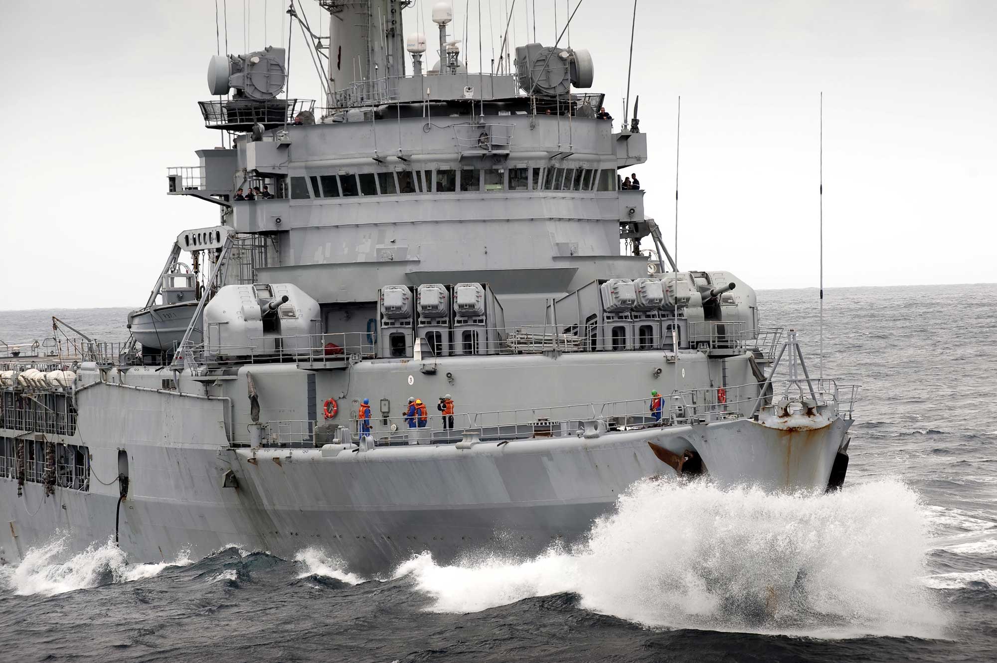 2010年法国海军贞德号直升机母舰正视图