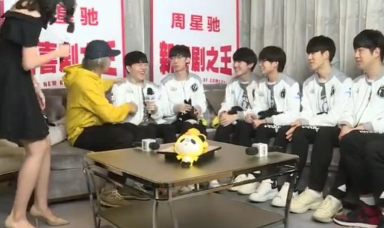 周星驰采访IG吓坏Rookie!随后被搞懵:啊?你是