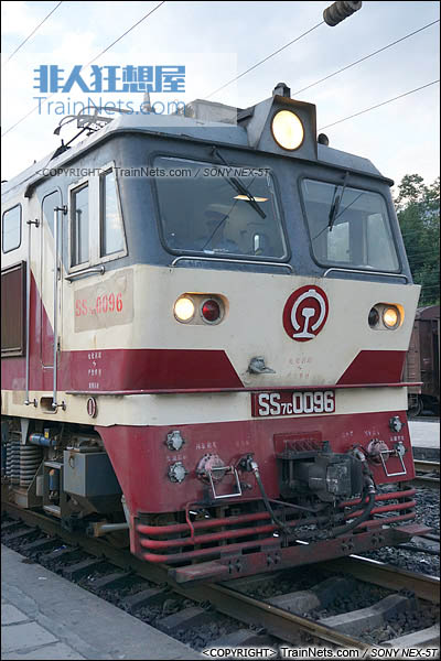 四川普雄站.配属成局重段的ss7c型电力机车.(dsc02050-140717)