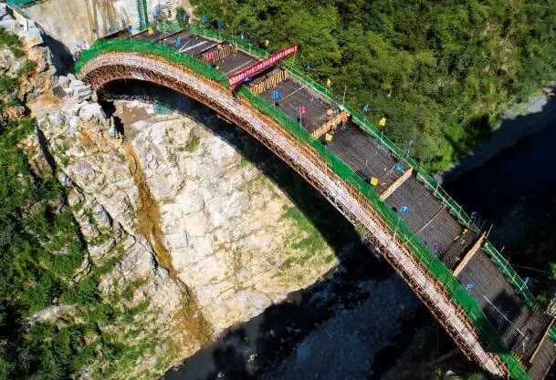 贵州西溪河大桥主拱合龙,系贵州省第一座交通输水两用大桥