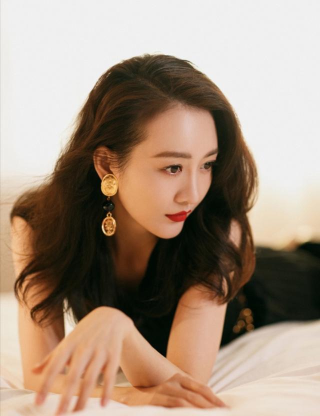 38岁王鸥写真曝光,黑裙红唇精致美艳,侧卧床上眼神撩人