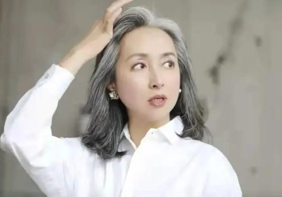 40岁头顶的头发都白了 不想染发 有啥好办法让白发变黑发吗 哔哩哔哩