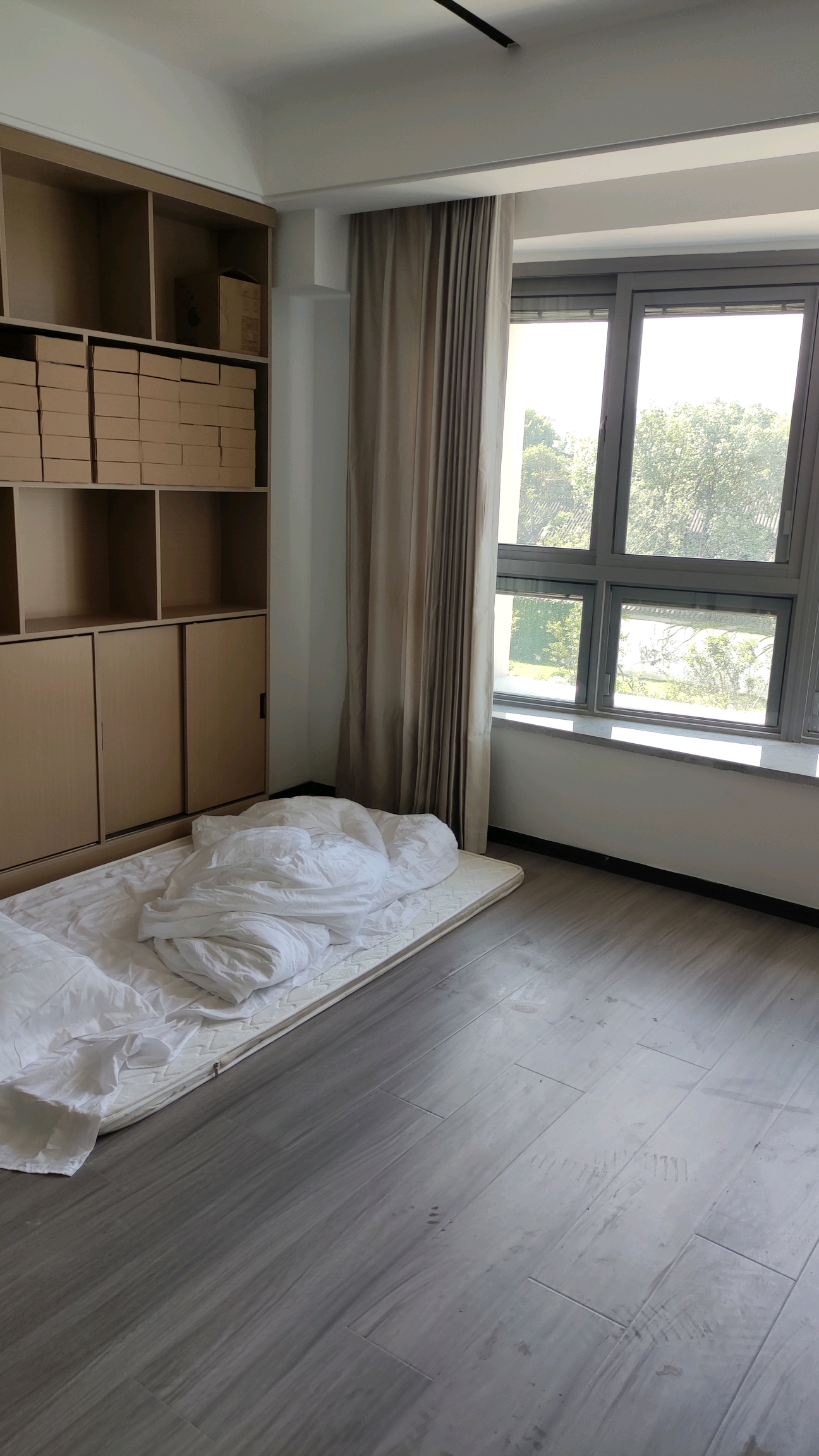 睡地铺的可怜大哥