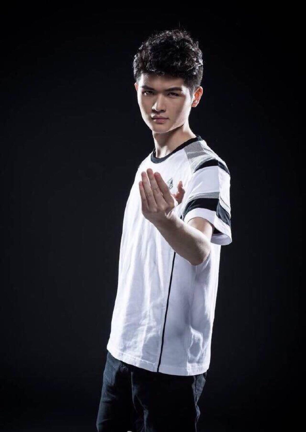 LPL编号0009爱*退役。LPL选手编号前10的都