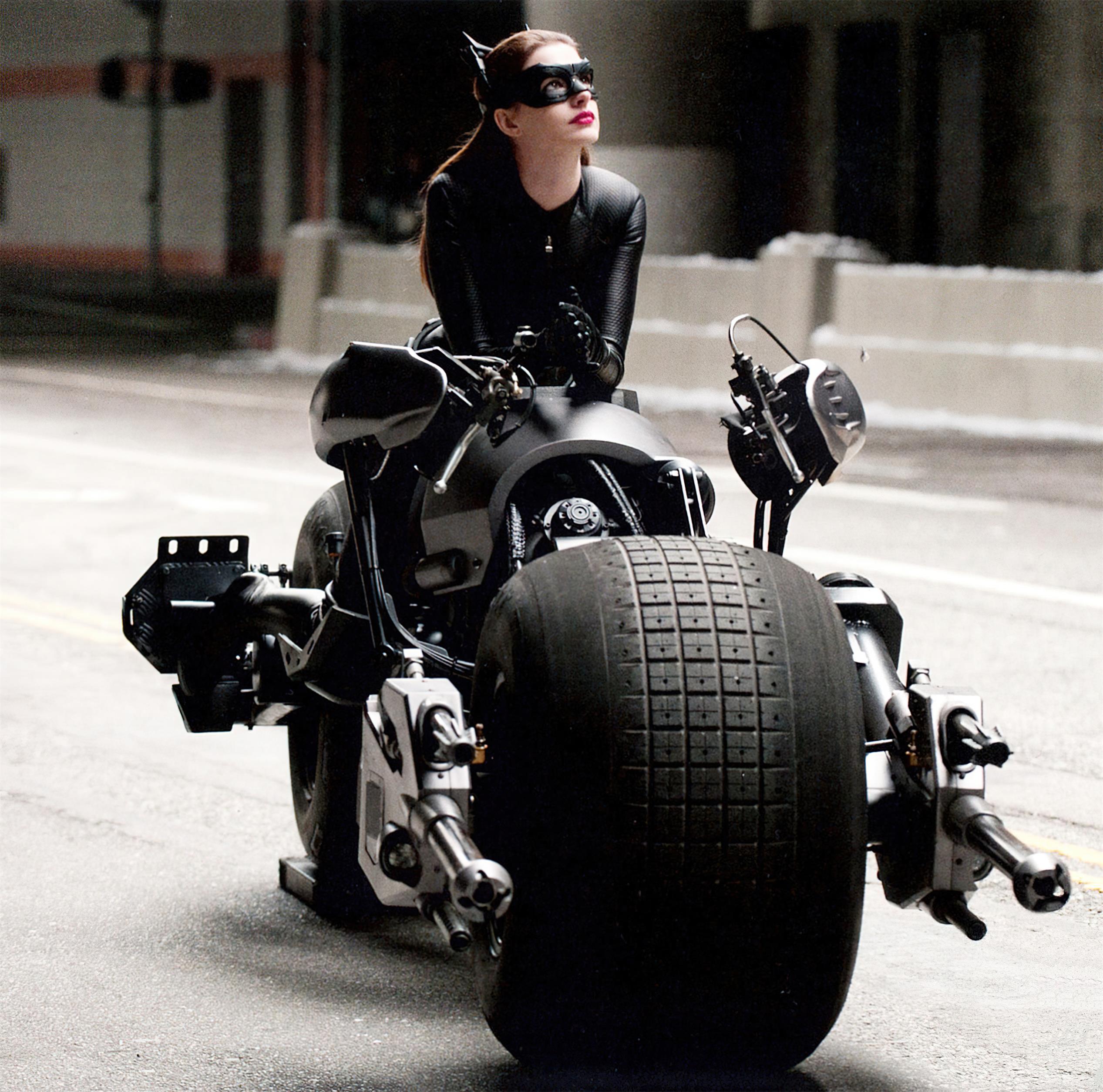 Anne Hathaway as Catwoman in The Dark Knight Rises - SciFiEmpire