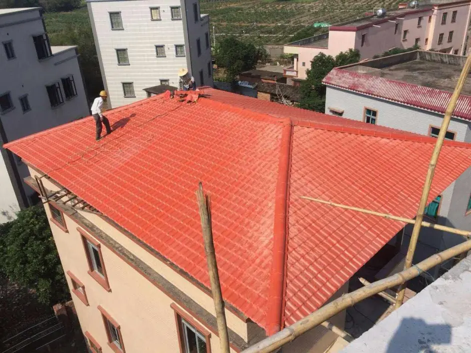 合成树脂瓦是一种以聚酯树脂为基材制成的复合材料,经过高温烤制而成.