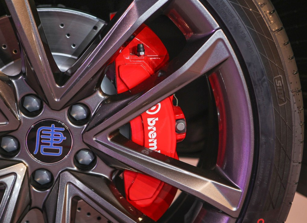 强的马牌轮胎,22英寸的大轮毂和醒目的红色卡钳呈现出极强的运动气质