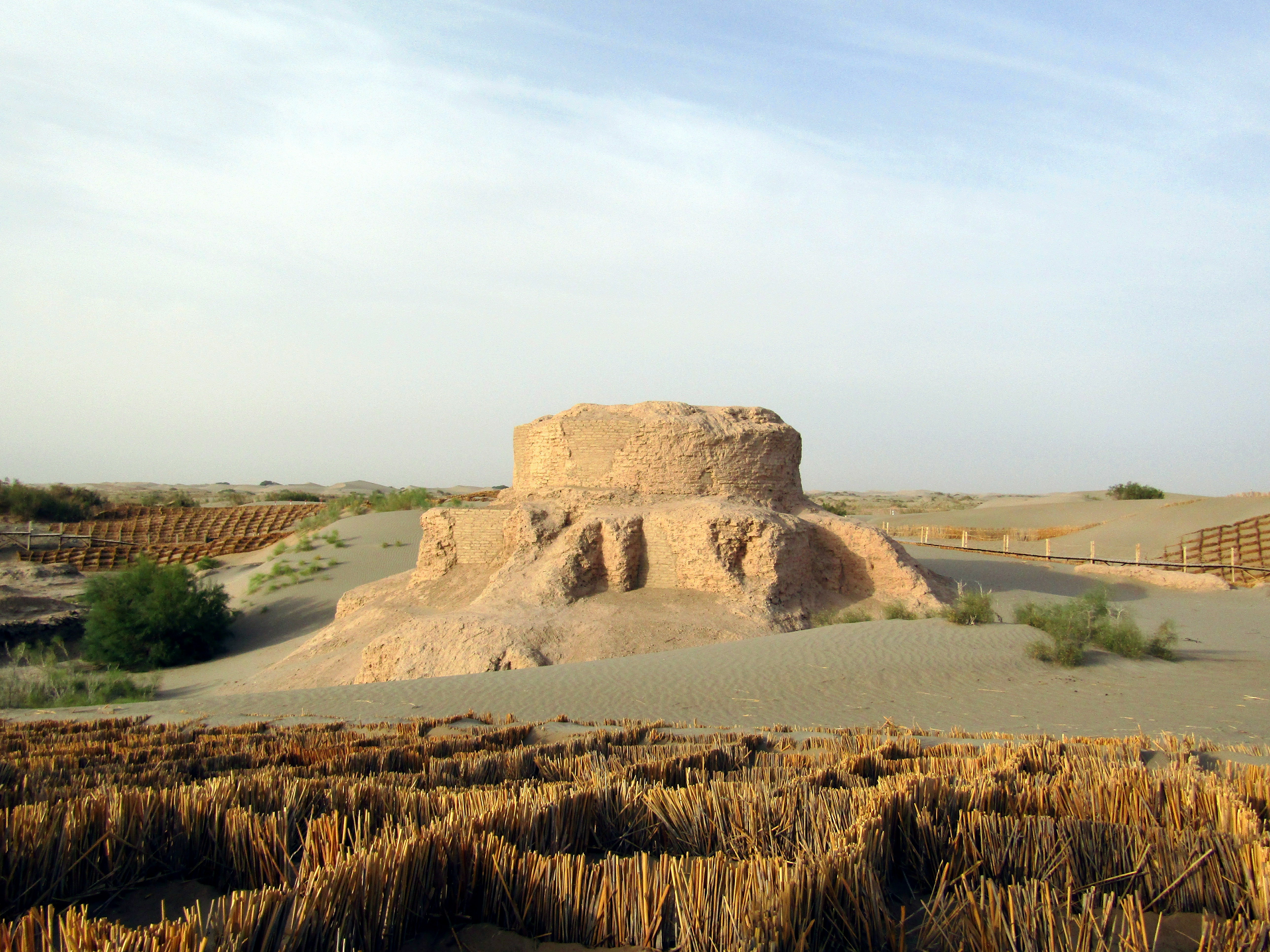 桑田变沧海:沙漠骆驼还在,曾经的于阗国佛寺已经被风沙掩埋!