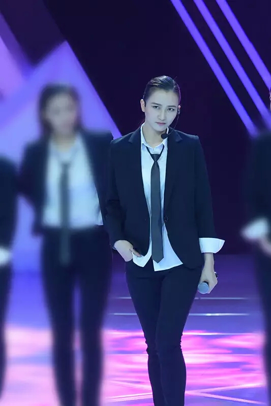 吴哲晗那些年五折穿过的西装帅弯全宇宙的返图二