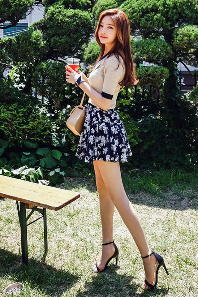 碎花短裙高跟鞋美腿的性感美女校花鉴赏