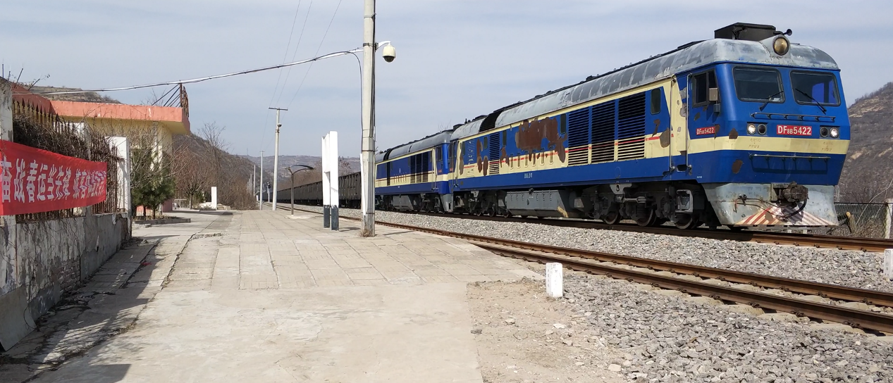 西延铁路货运机车主要为新丰镇机务段的hxn5以及延安北机务段的df8b