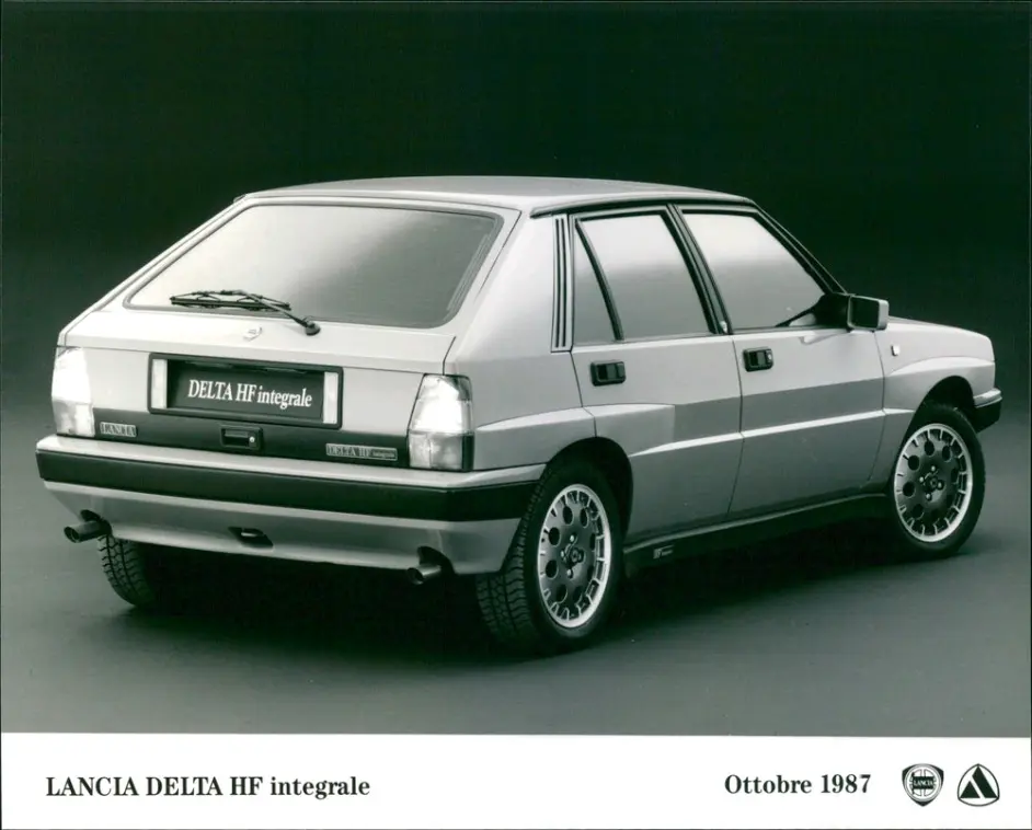 Juha驾驶蓝旗亚delta Hf Intergrale 1987款拉着伊集院玲前往到lancia的故乡进行朝圣 哔哩哔哩 Juha驾驶蓝旗亚delta Hf Intergrale 1987款拉着伊集院玲前往到lancia的故乡进行朝圣 哔哩哔哩